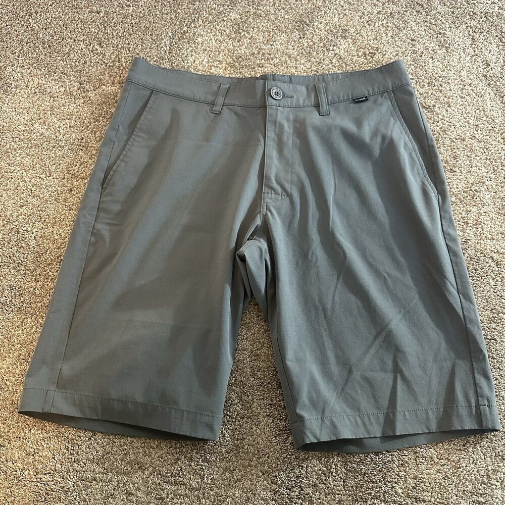 Travis Mathew Mens size 32 Gray Casual Golf Shorts Flat Front32